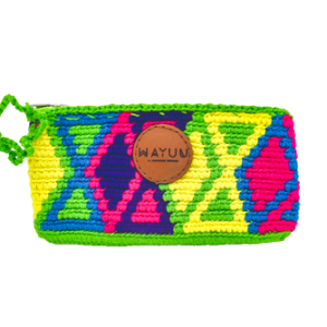 Petite pochette multicolore tissée au crochet