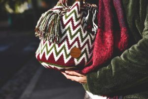 Mochila Wayuu modèle bordeaux et vert avec des zigzags
