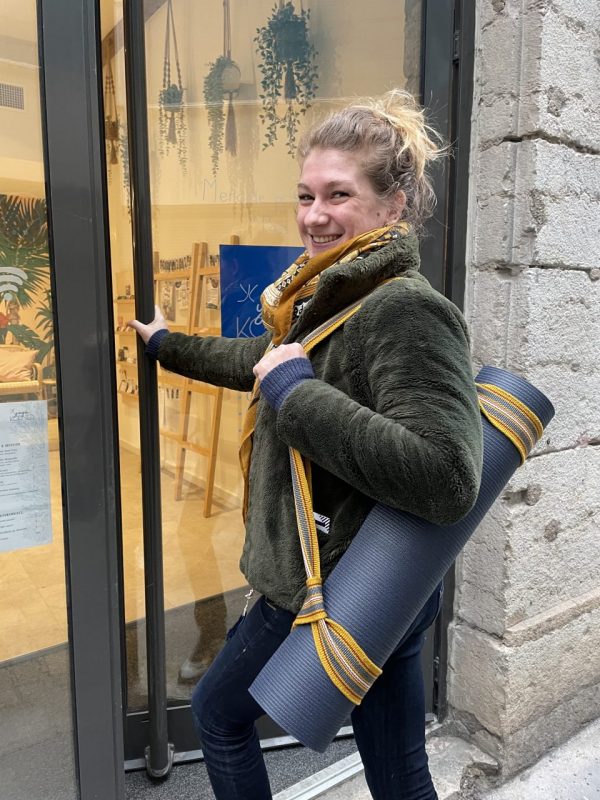 Magali-porte-son-tapis