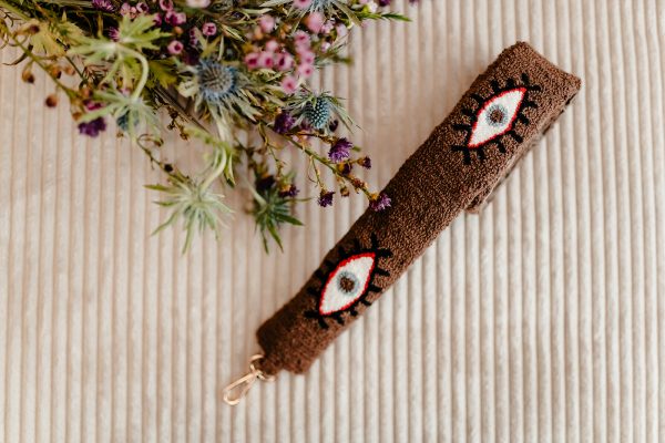 Bandoulière brodée à la main avec un motif oeil