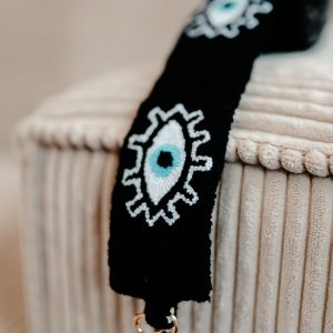 bandoulière brodée à la main de couleur noire avec un motif oeil