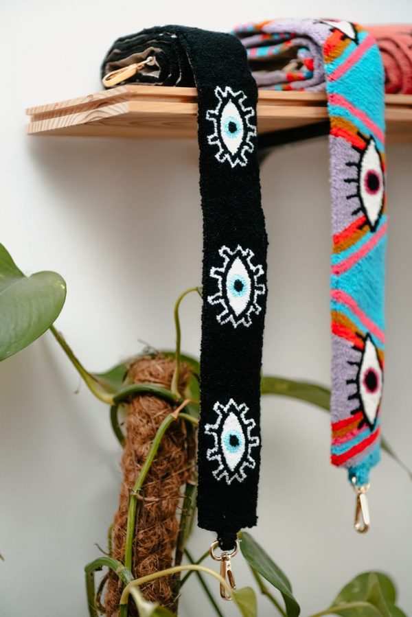 Bandoulière de sac noire brodée à la main avec un motif oeil