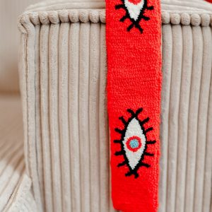 Bandoulière couleur rouge flashy brodée à la main avec un motif oeil