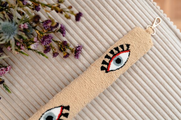 Bandoulière brodée à la main beige avec un motif oeil