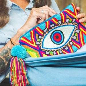 Pochette brodée Wayuu avec un motif oeil