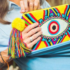 Pochette Wayuu multicolore avec un motif oeil
