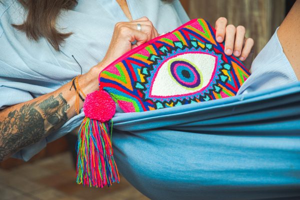 Pochette brodée dans les tons colorés avec un motif oeil