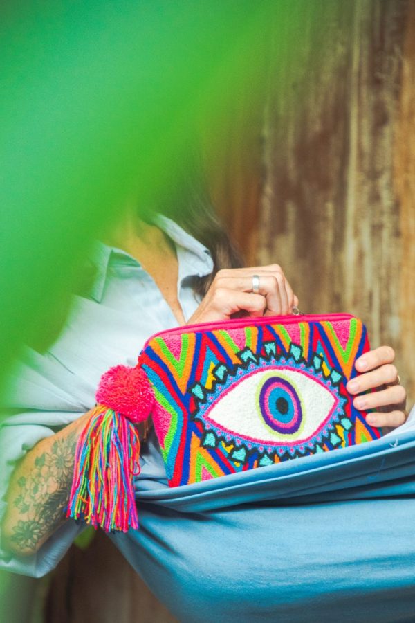 Pochette multicolore brodée à la main avec un motif oeil
