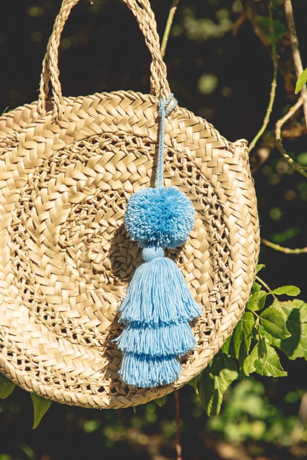 Pompon en fil de coton crée à la main couleur bleu ciel