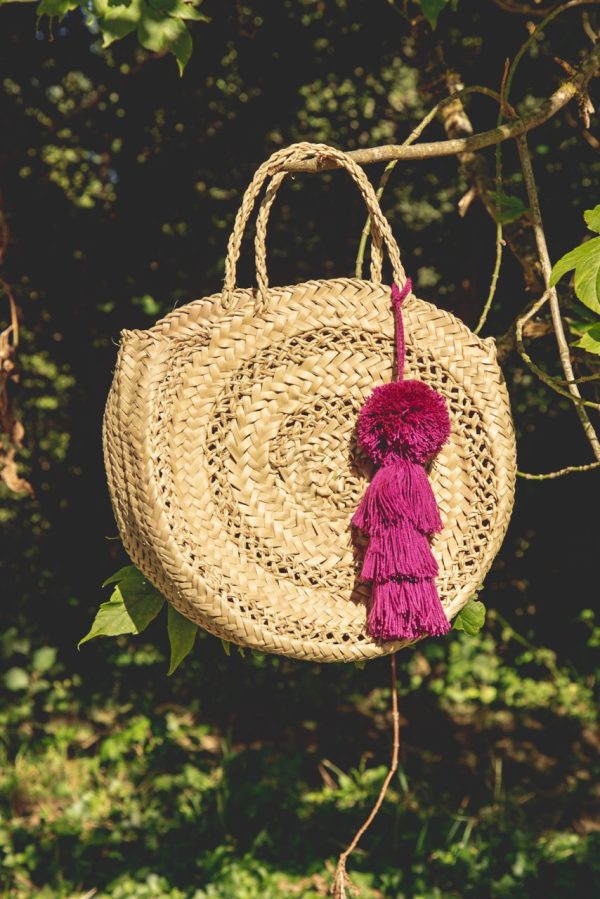 Pompon en fil de coton crée à la main couleur vive magenta