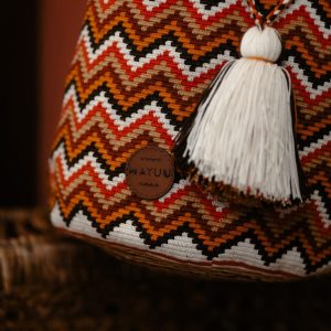 Zoom sur le seau du sac à main crocheté à la main avec des fils multicolores