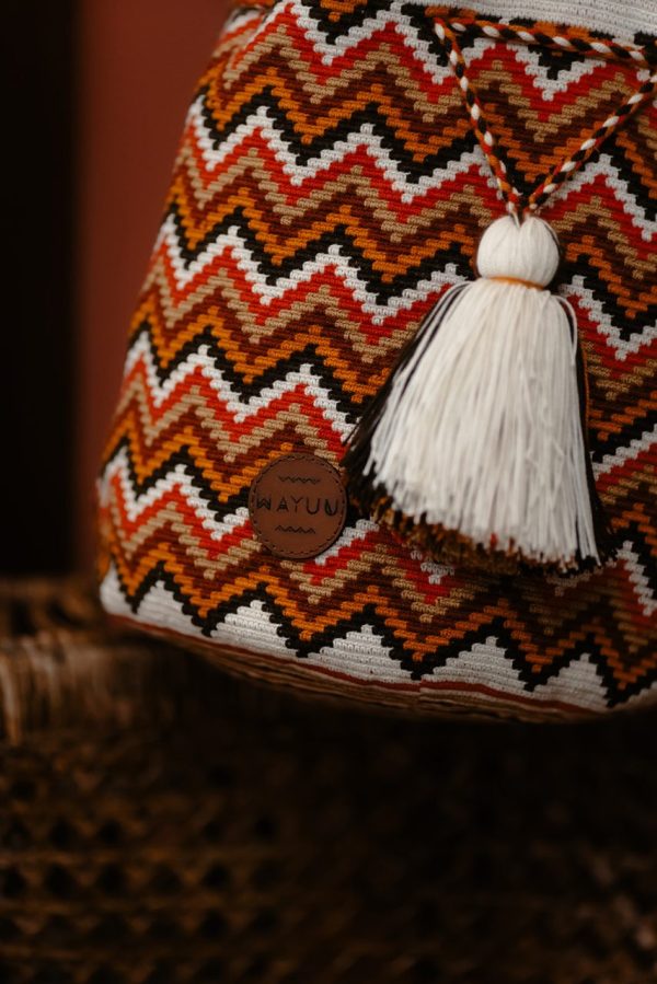 Zoom sur le seau du sac à main crocheté à la main avec des fils multicolores