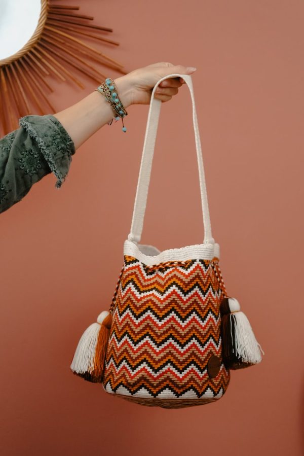 Sac à main réalisé en crochet avec plusieurs couleurs