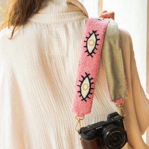 Bandoulière brodée rose avec un motif oeil