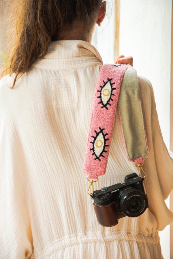 Bandoulière brodée rose avec un motif oeil
