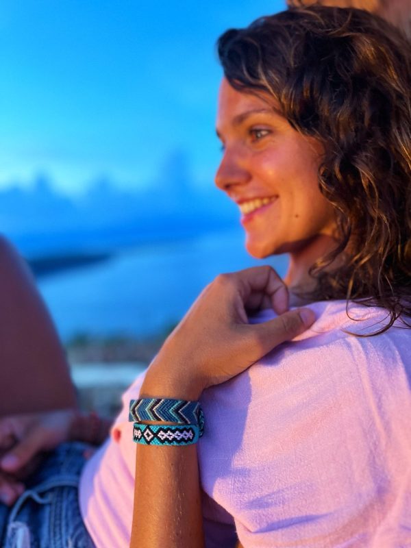 Bracelets tissés dans les tons bleu