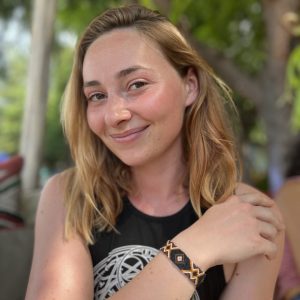 Anna portant un bracelet tissé Wayuu multicolore