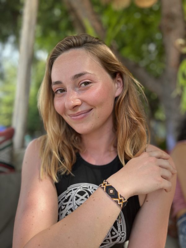 Anna portant un bracelet tissé Wayuu multicolore