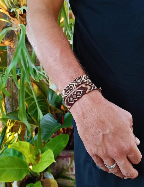 Bracelets tissés dans les tons marron