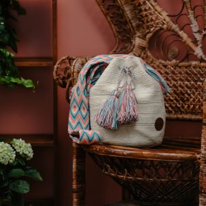 Sac à bandoulière beige avec une anse multicolore