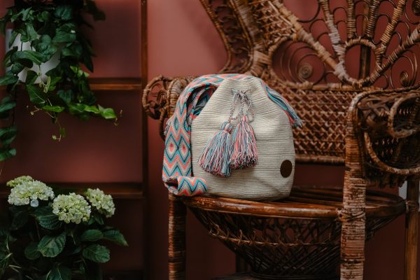 Sac à bandoulière beige avec une anse multicolore